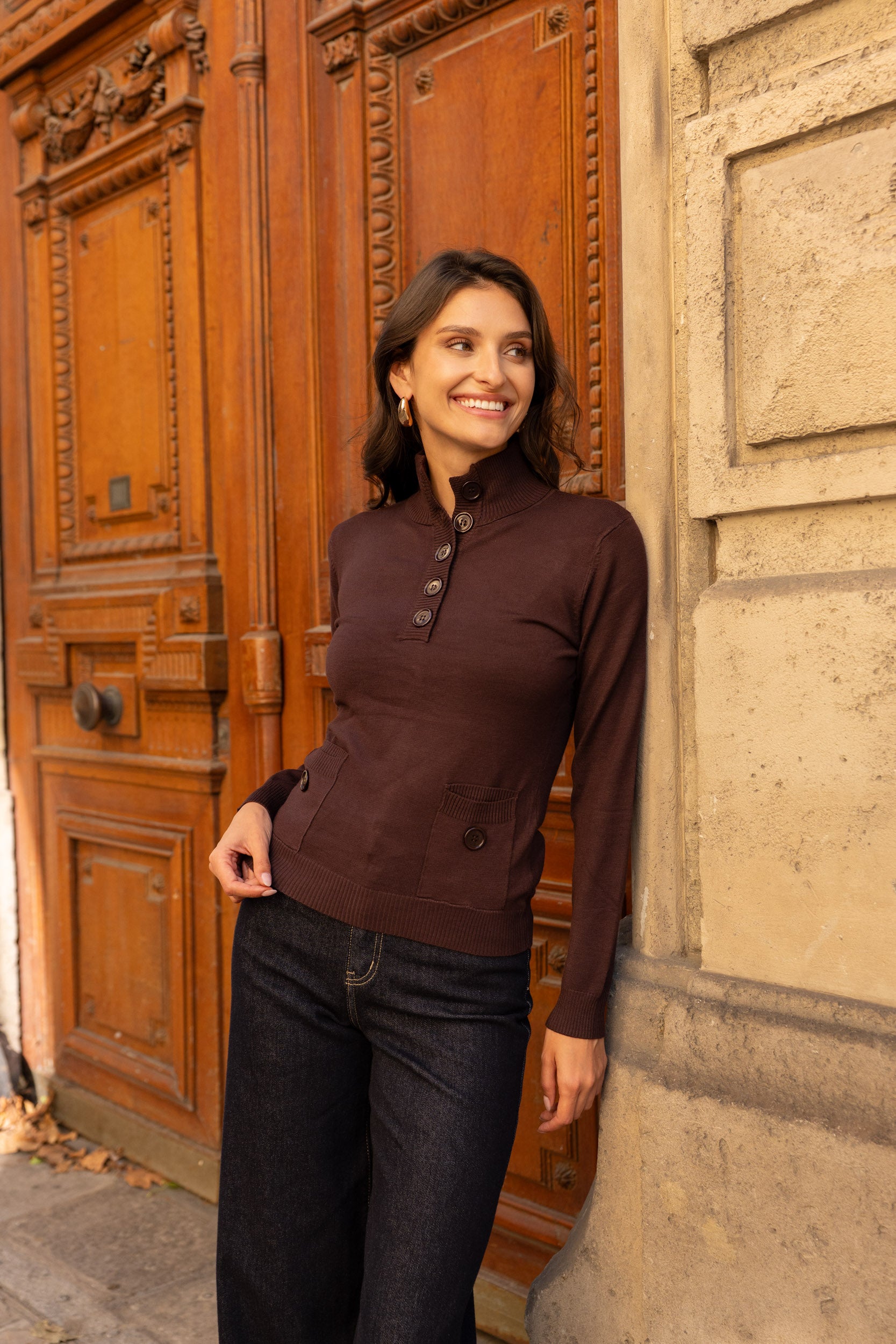 Col roulé en maille à boutons