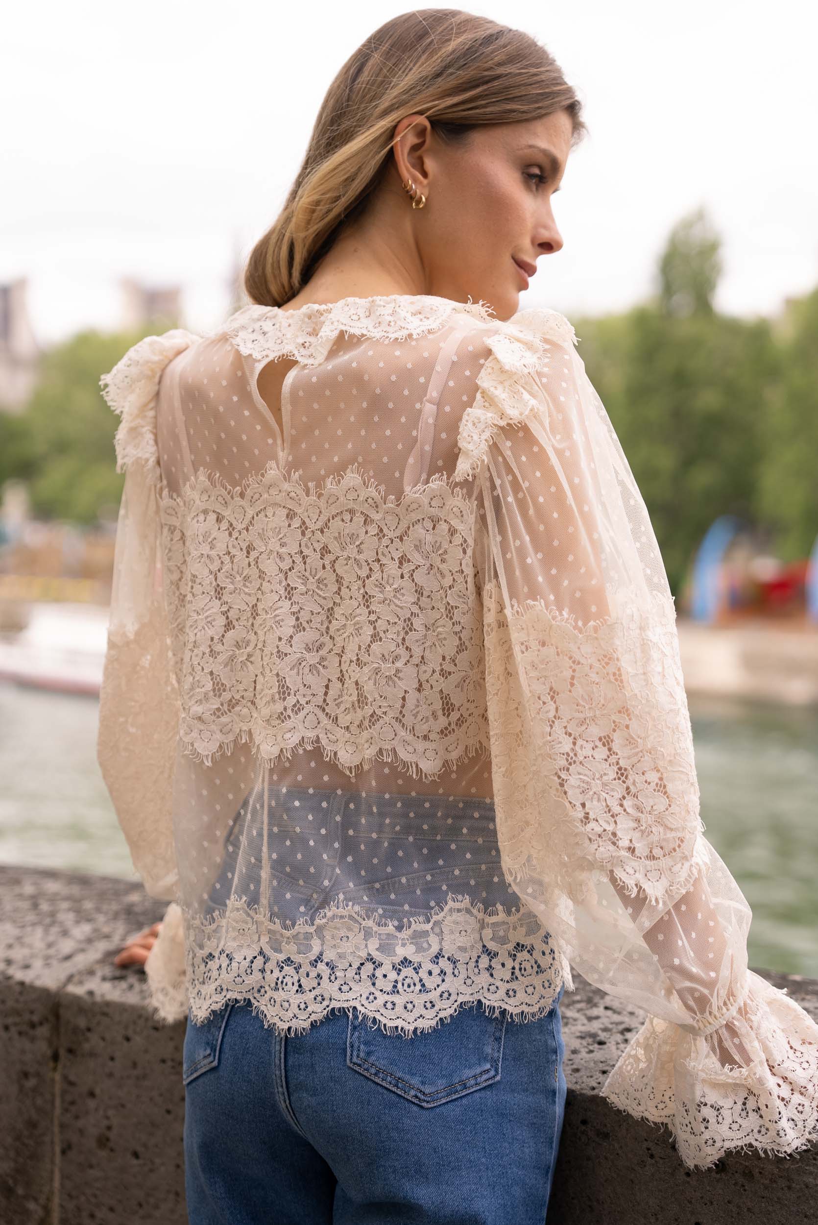 Blouse col claudine en dentelle