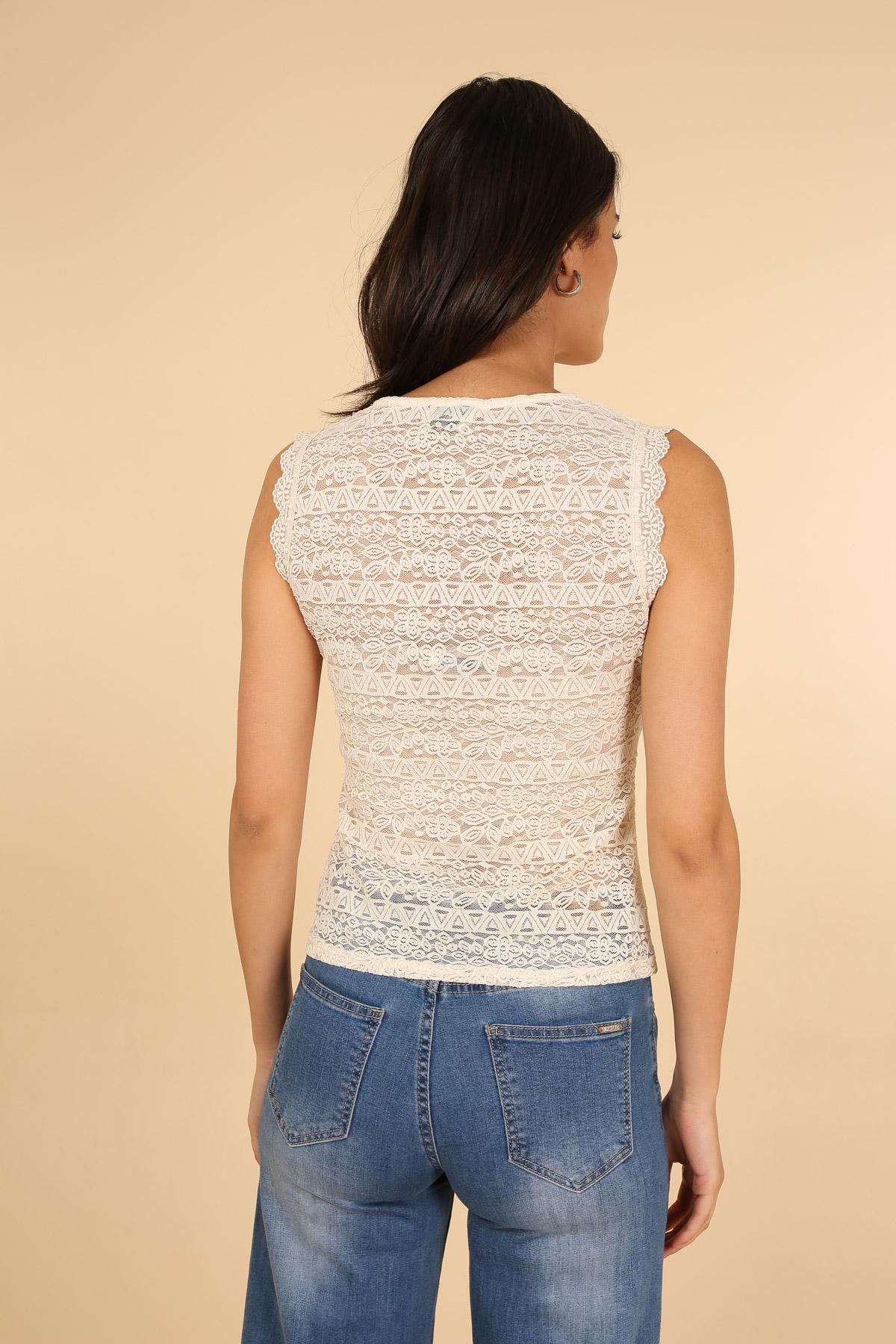 Top en dentelle semi-transparente
