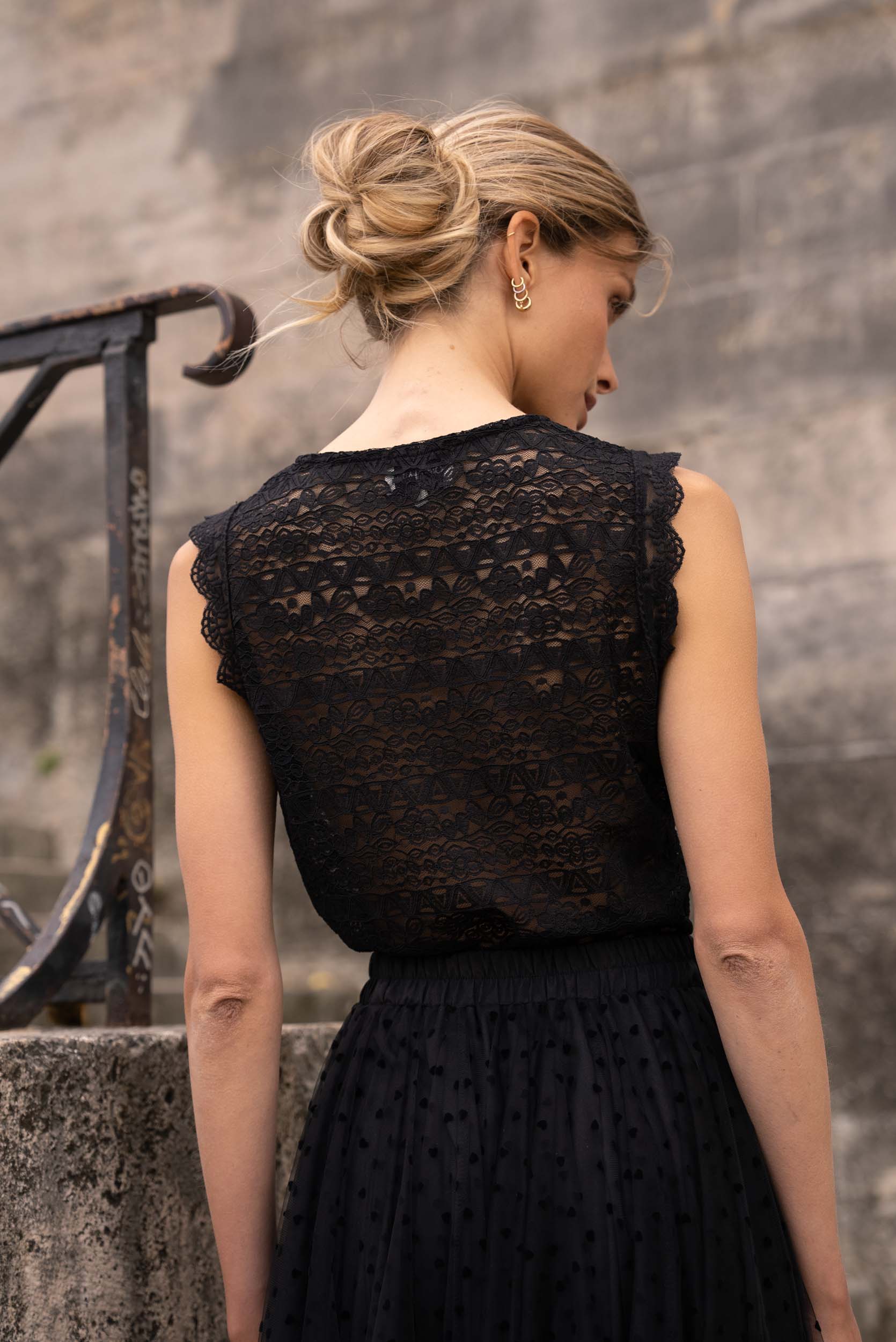 Top en dentelle semi-transparente