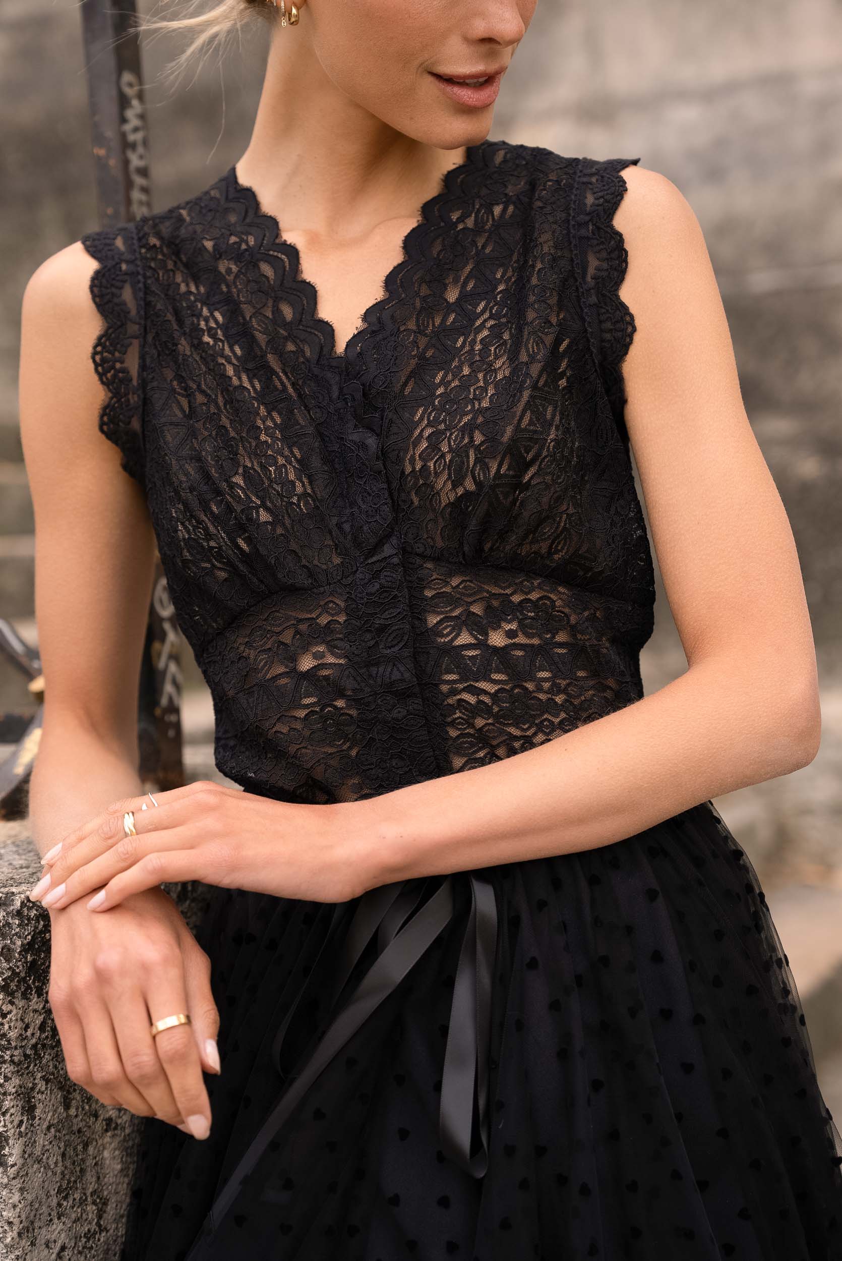 Top en dentelle semi-transparente