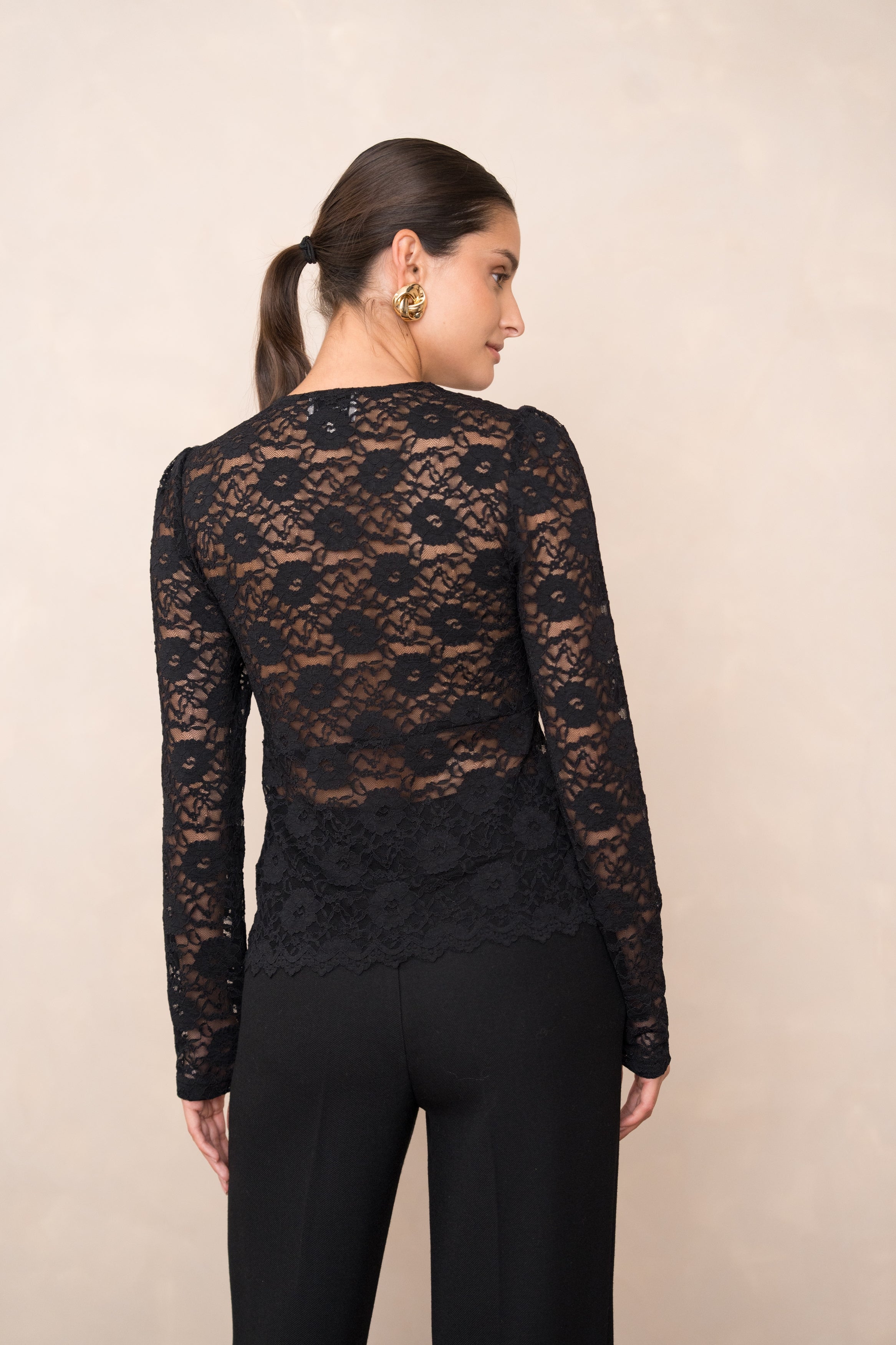 Top en dentelle col V à boutons