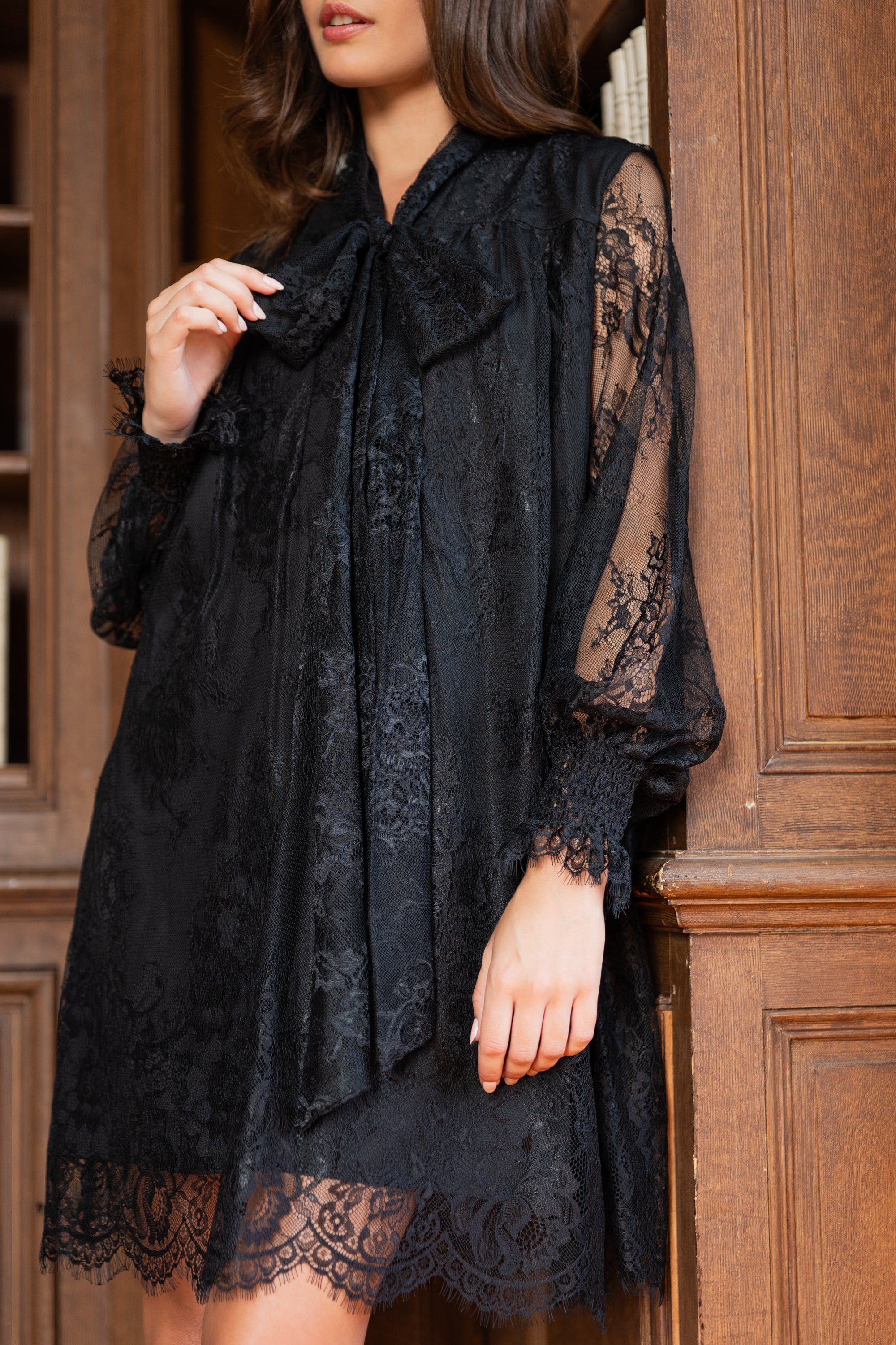 Robe Bianca en dentelle noeud au col