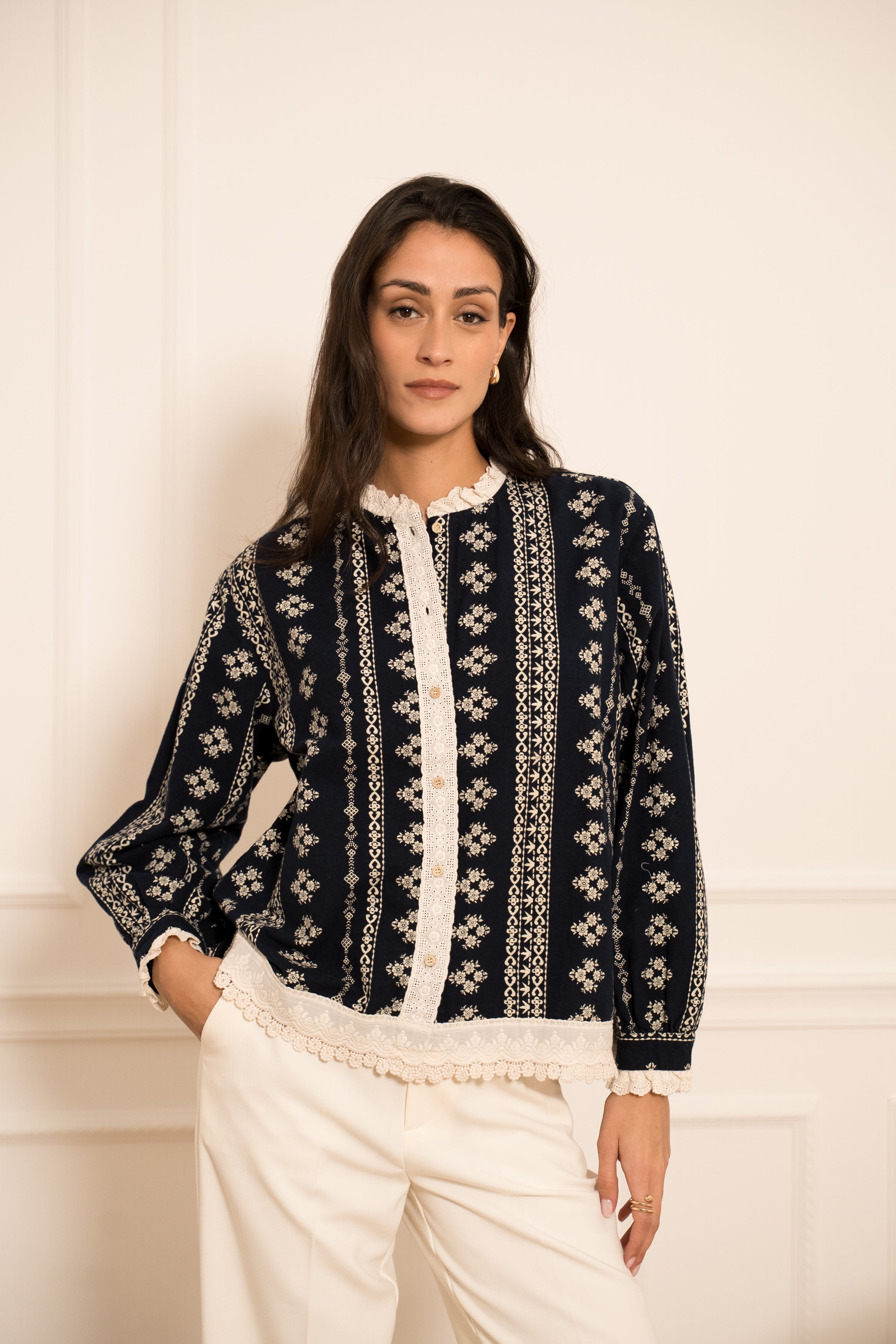 Bi-material velvet blouse & lace sleeves