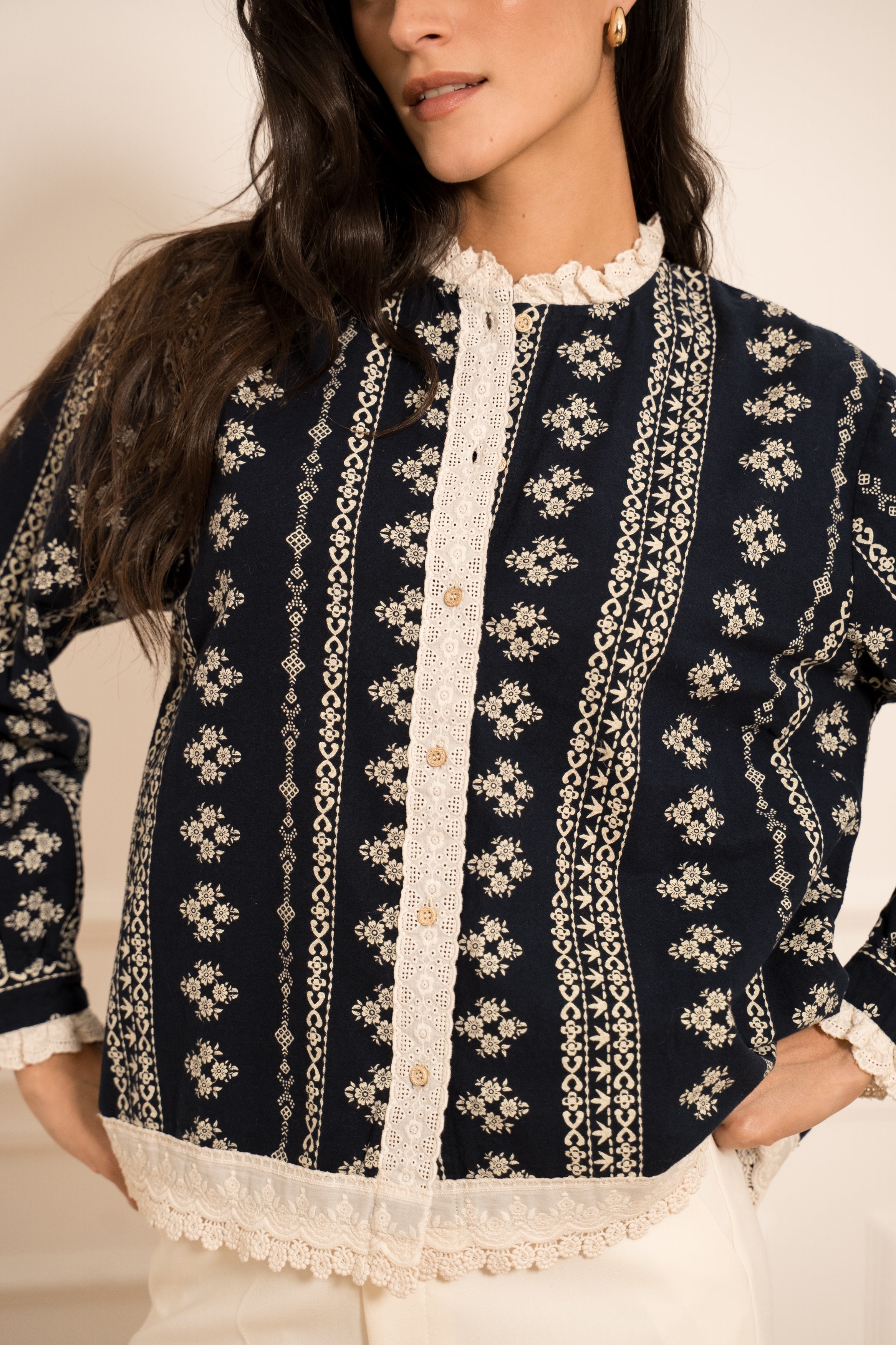 Bi-material velvet blouse & lace sleeves