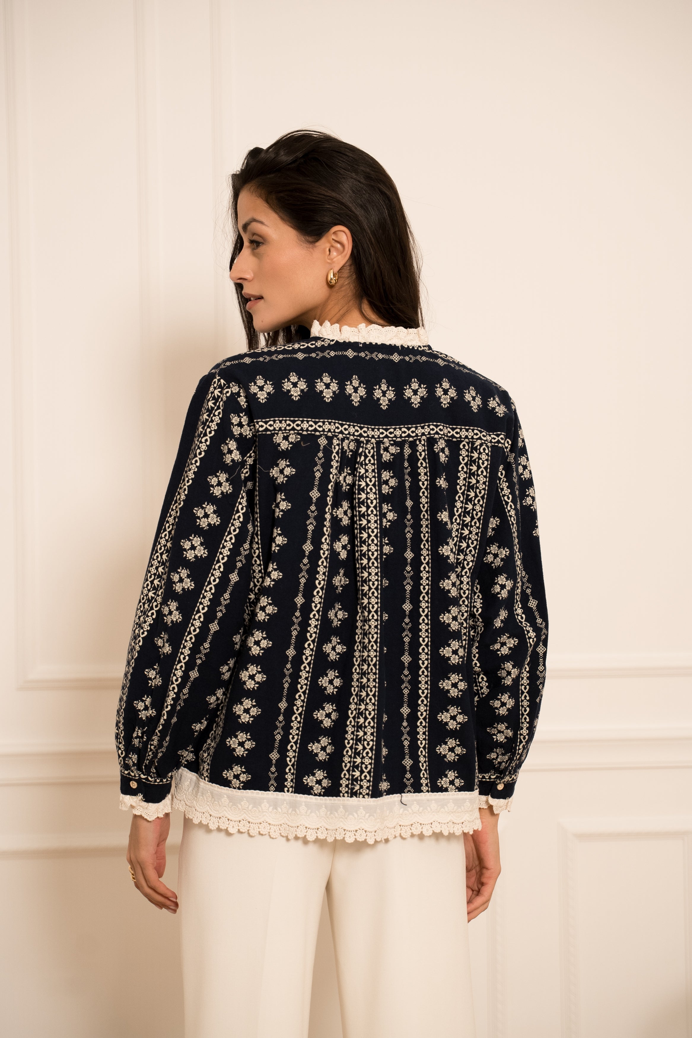 Bi-material velvet blouse & lace sleeves