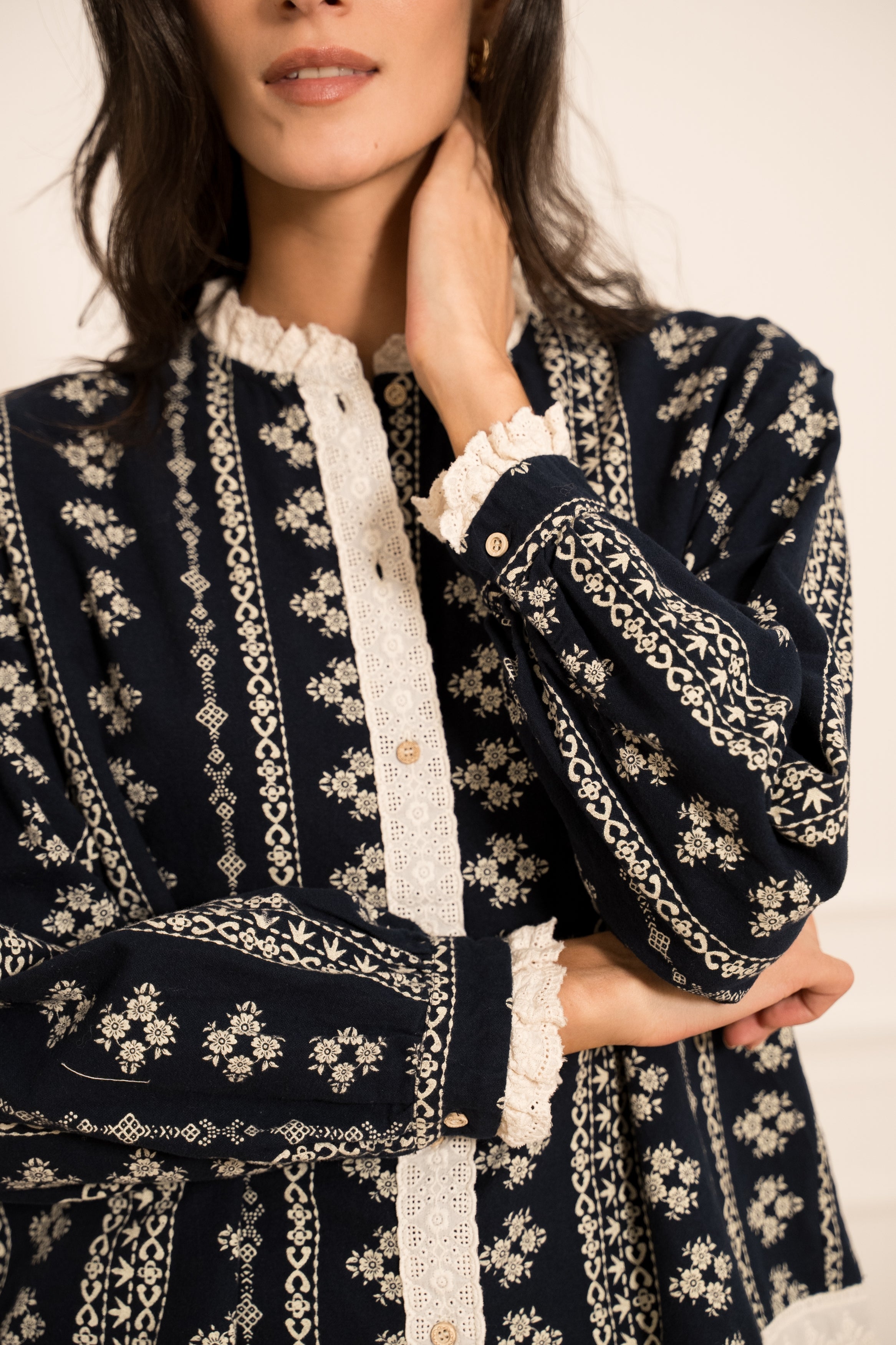 Bi-material velvet blouse & lace sleeves