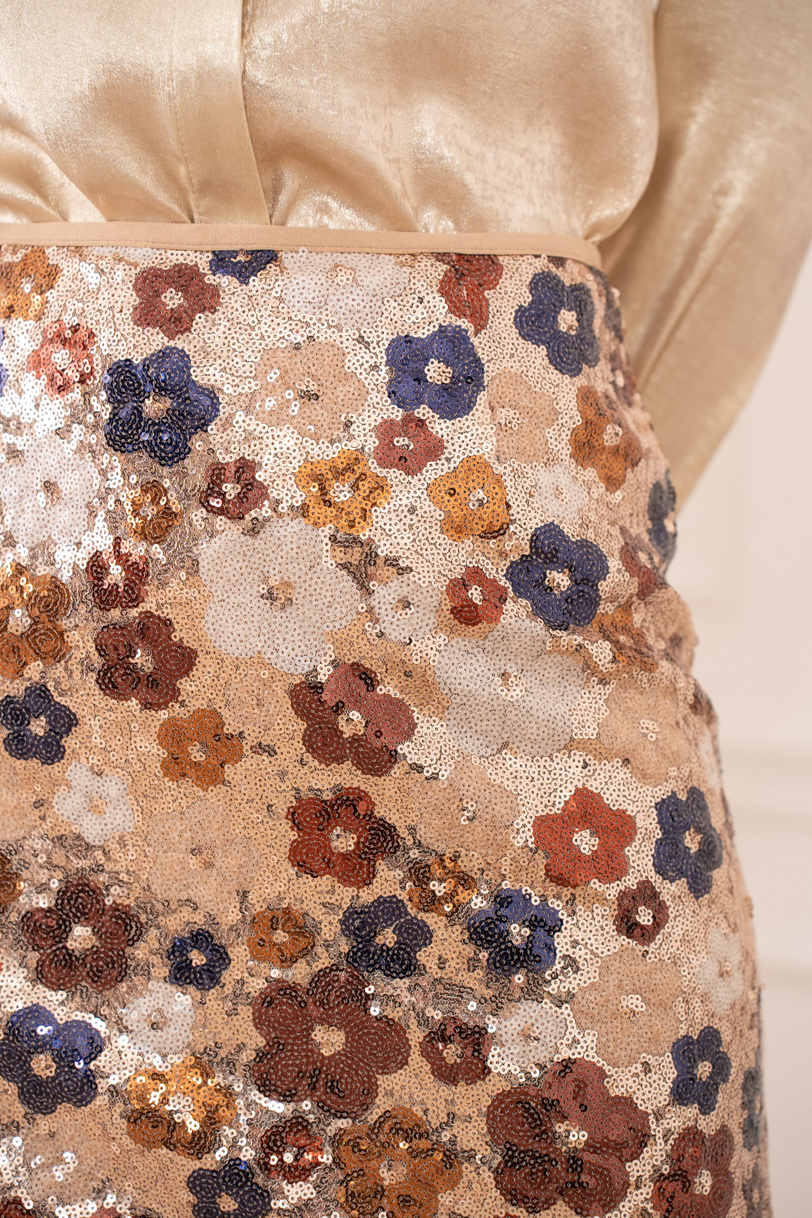 Jupe courte à sequins fleuris