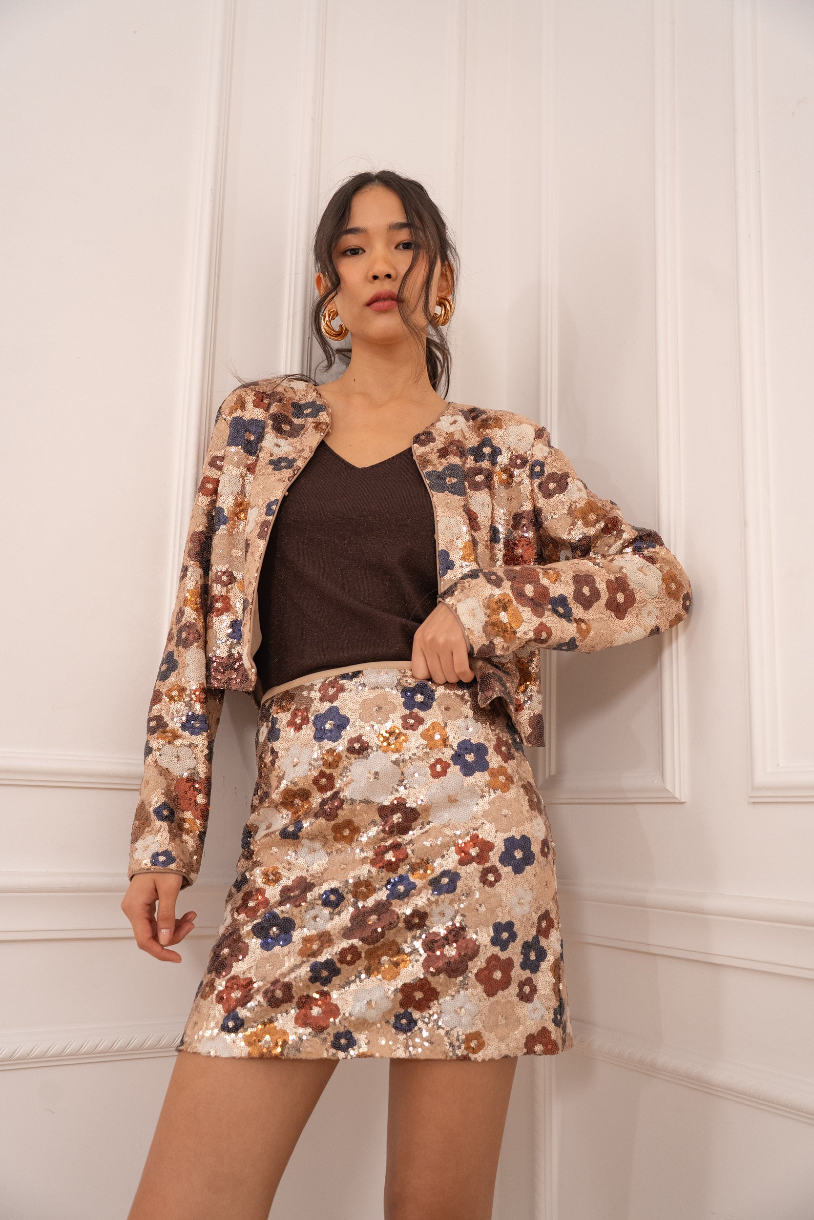 Jupe courte à sequins fleuris