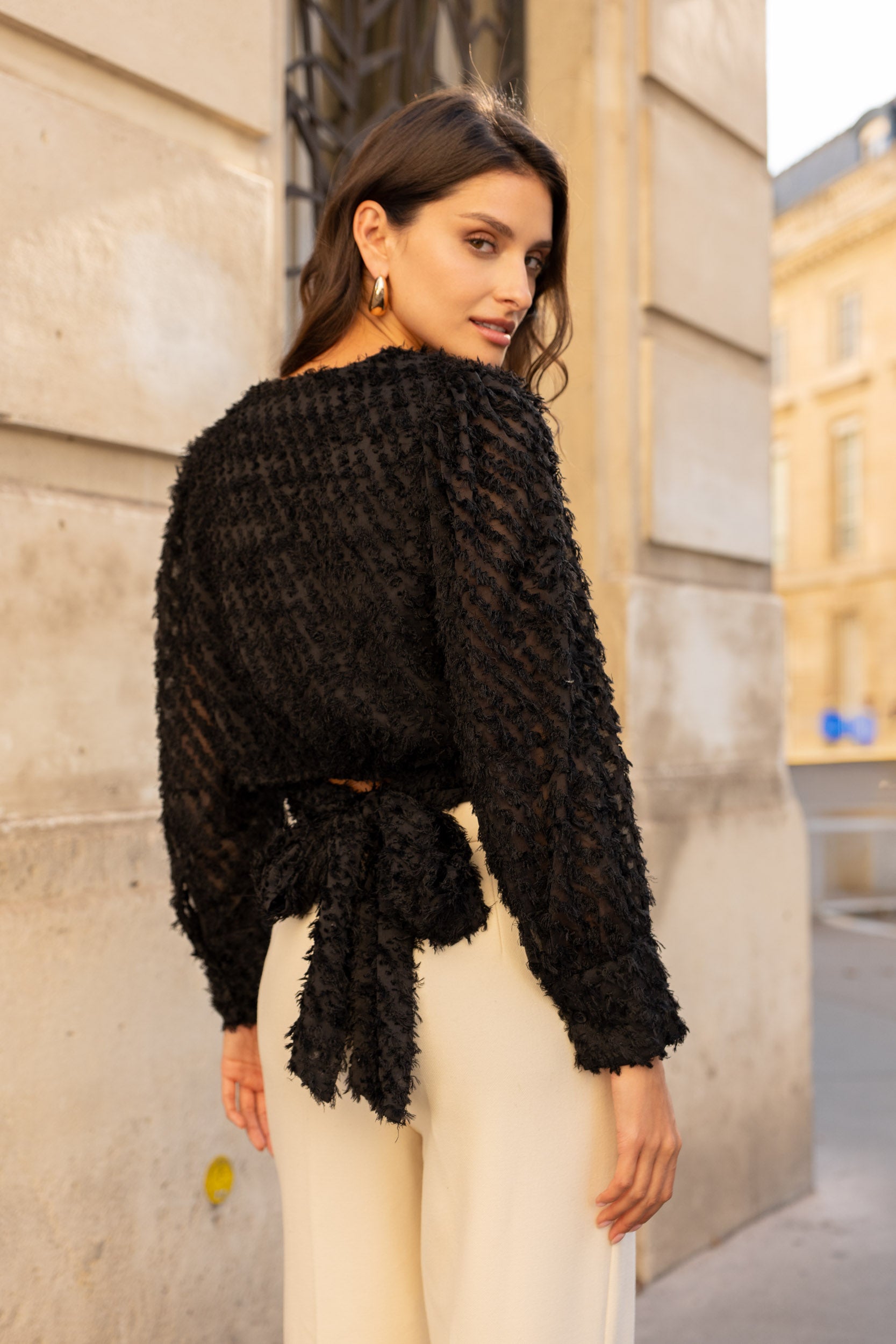 Blouse décolletée Emilie avec noeud dans le dos