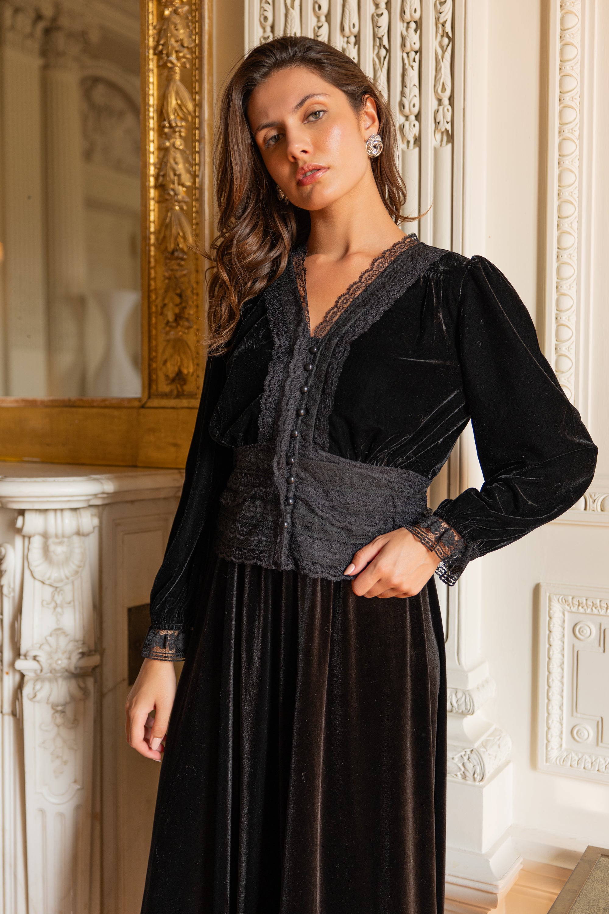 Bi-material velvet blouse & lace sleeves
