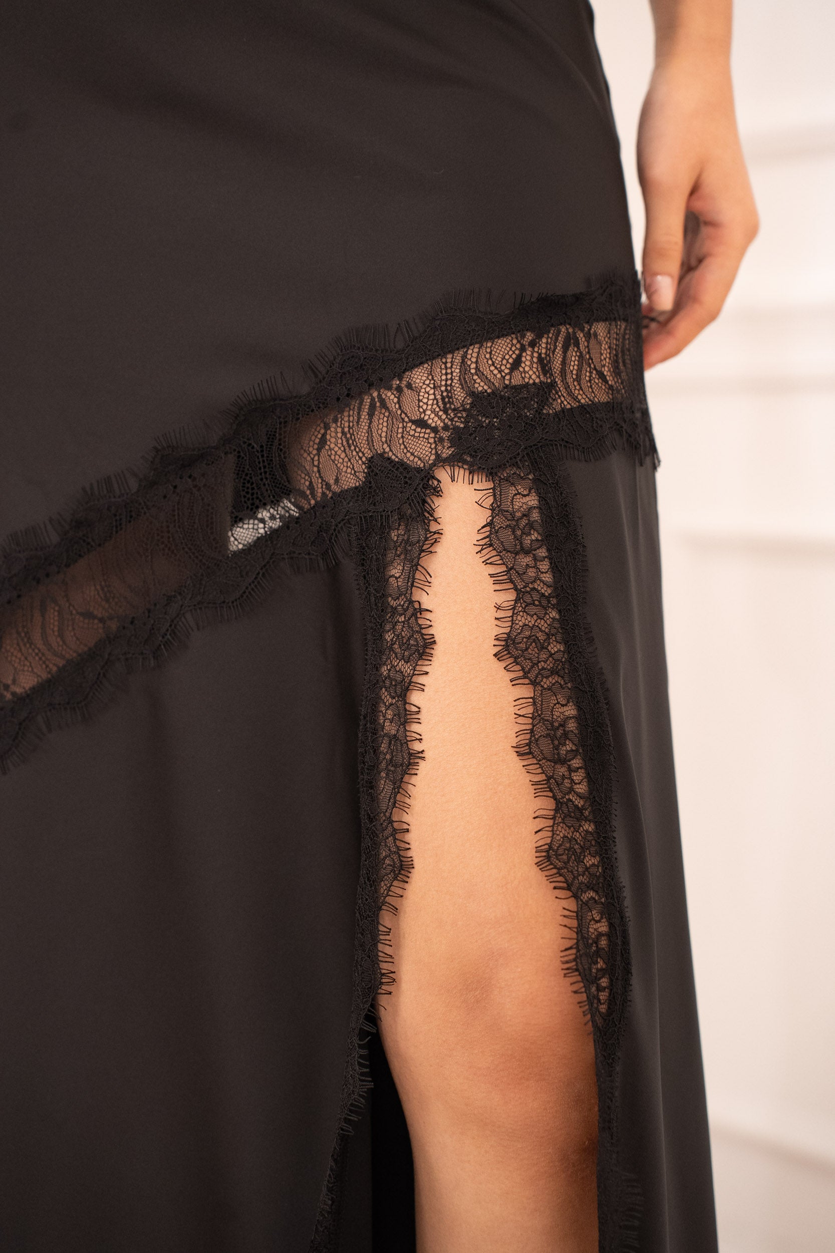 Robe satinée asymétrique dentelle