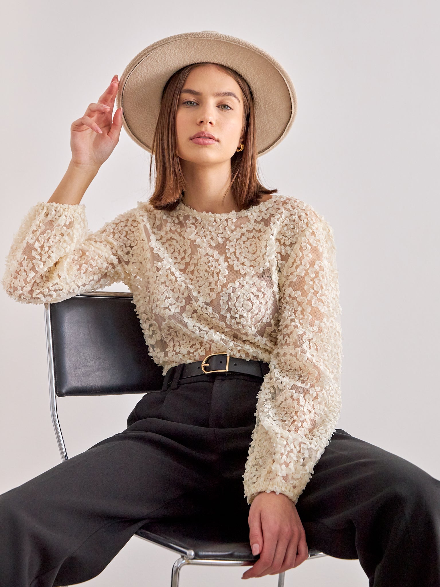 Blouse dentelle à rosaces