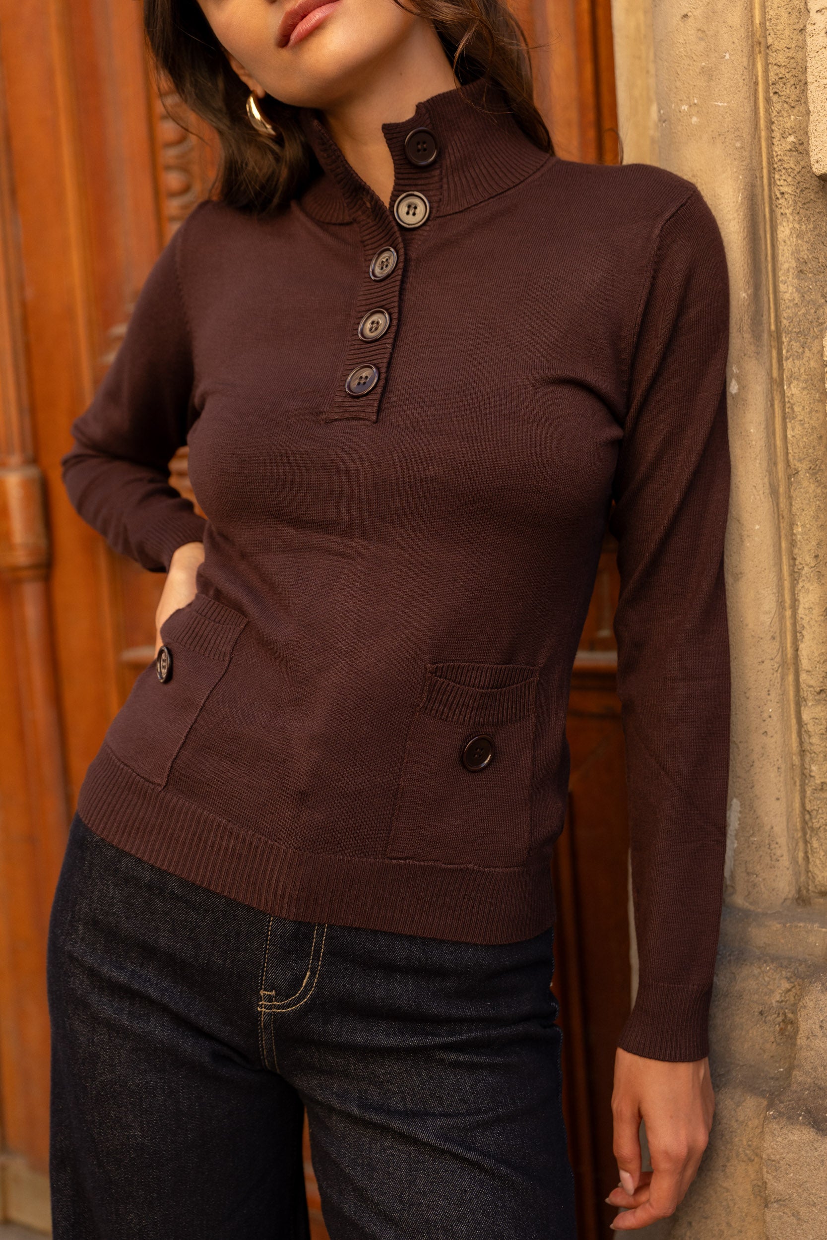 Col roulé en maille à boutons