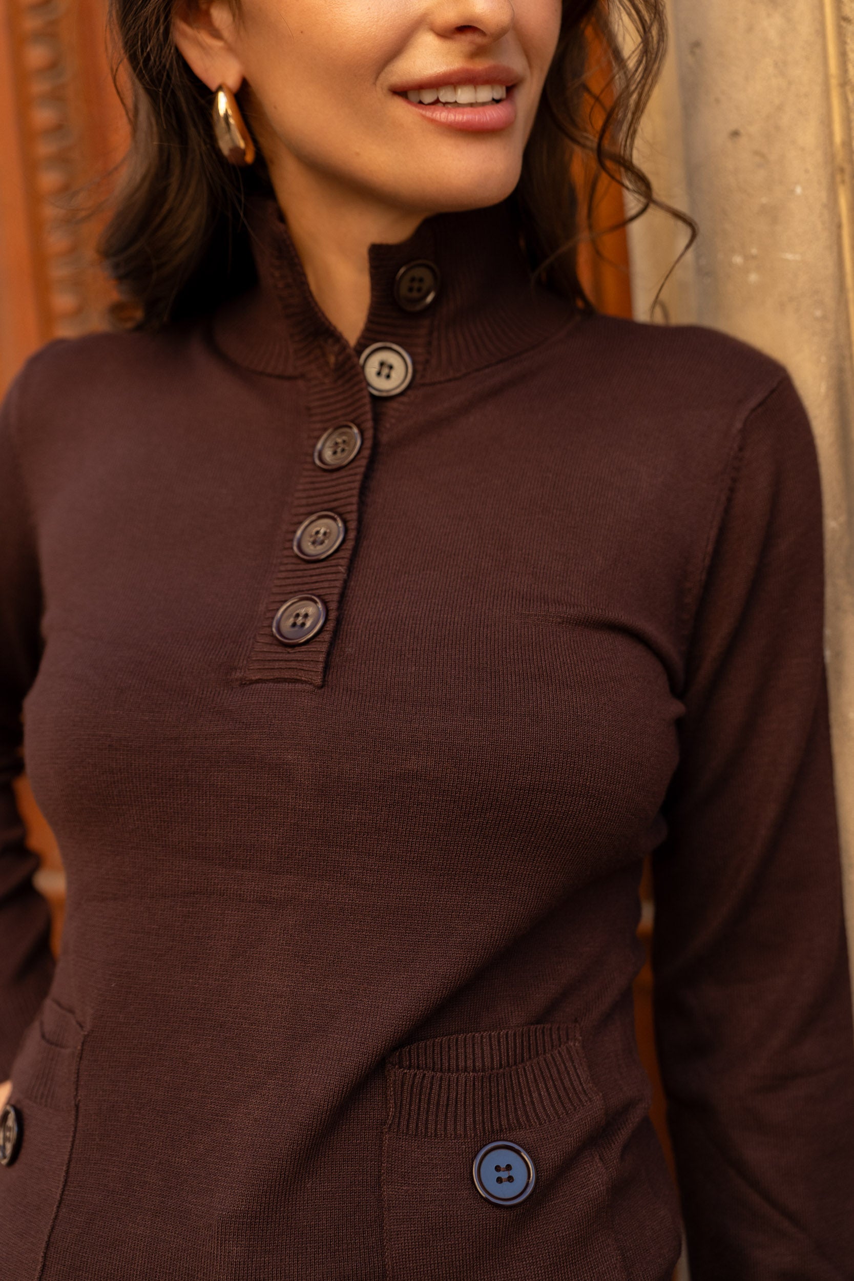 Col roulé en maille à boutons