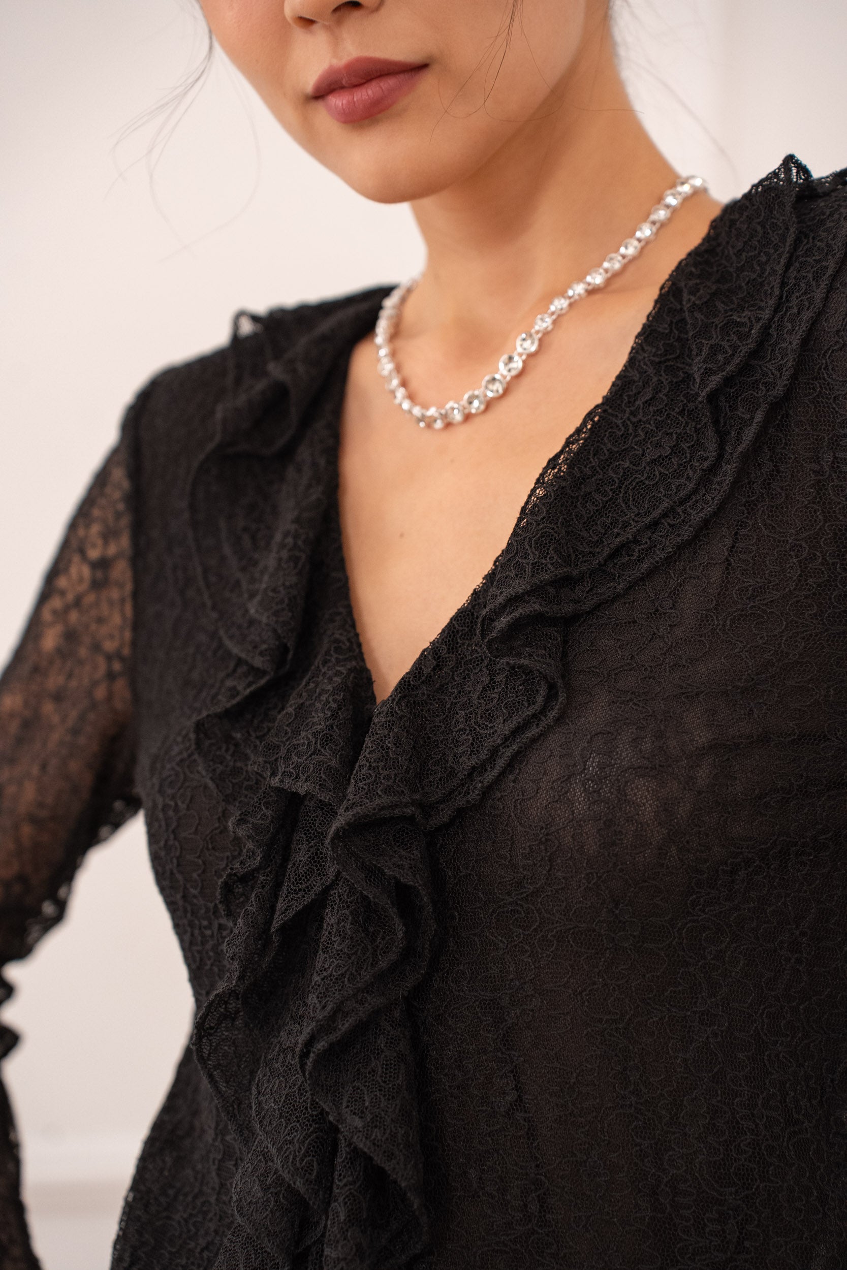 Blouse en dentelle col V à volants