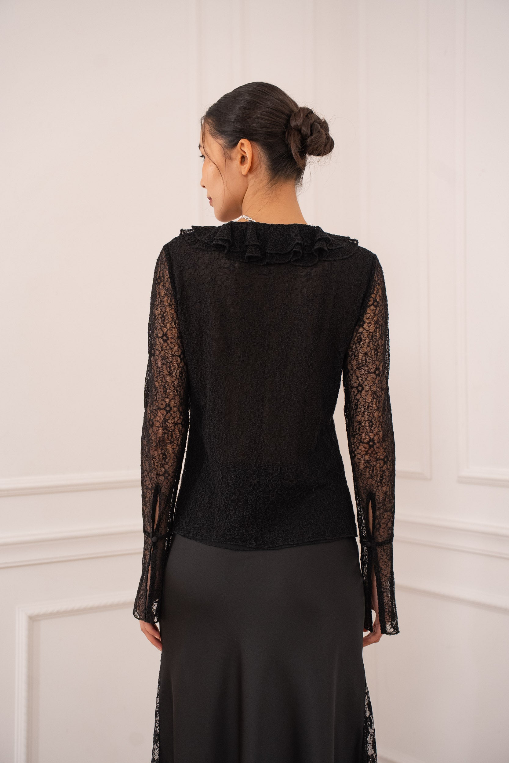 Blouse en dentelle col V à volants