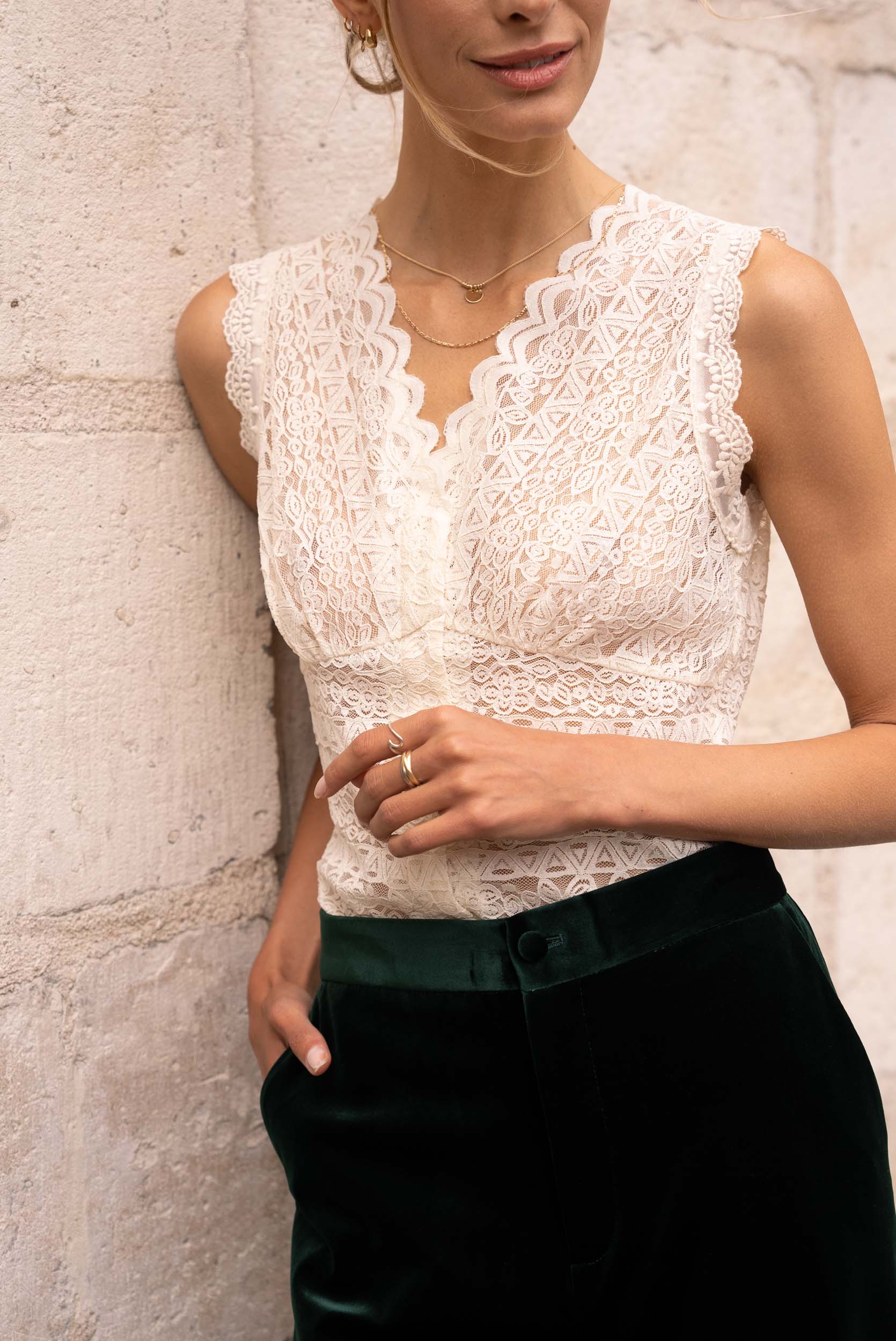 Top en dentelle semi-transparente