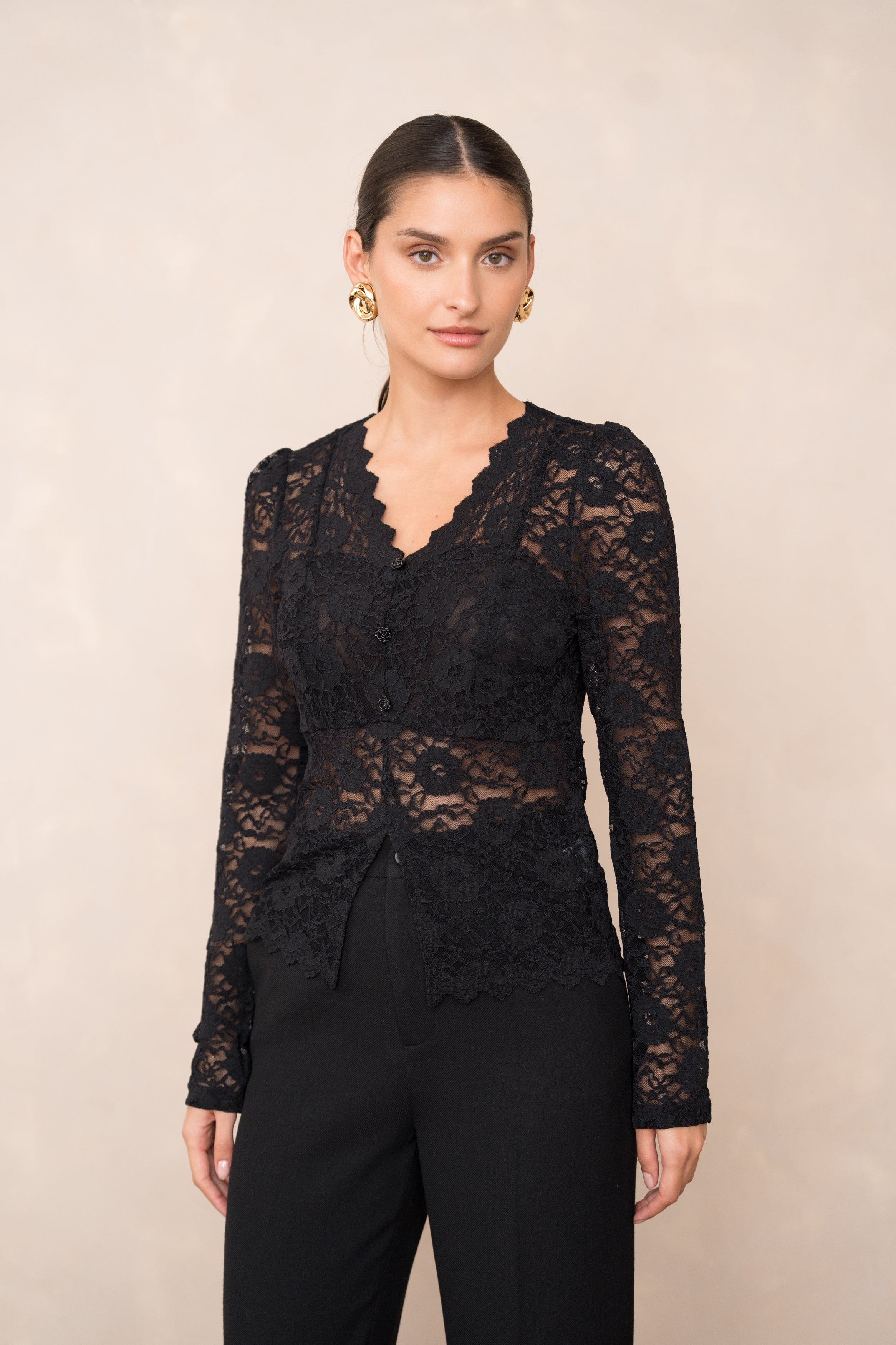 Top en dentelle col V à boutons