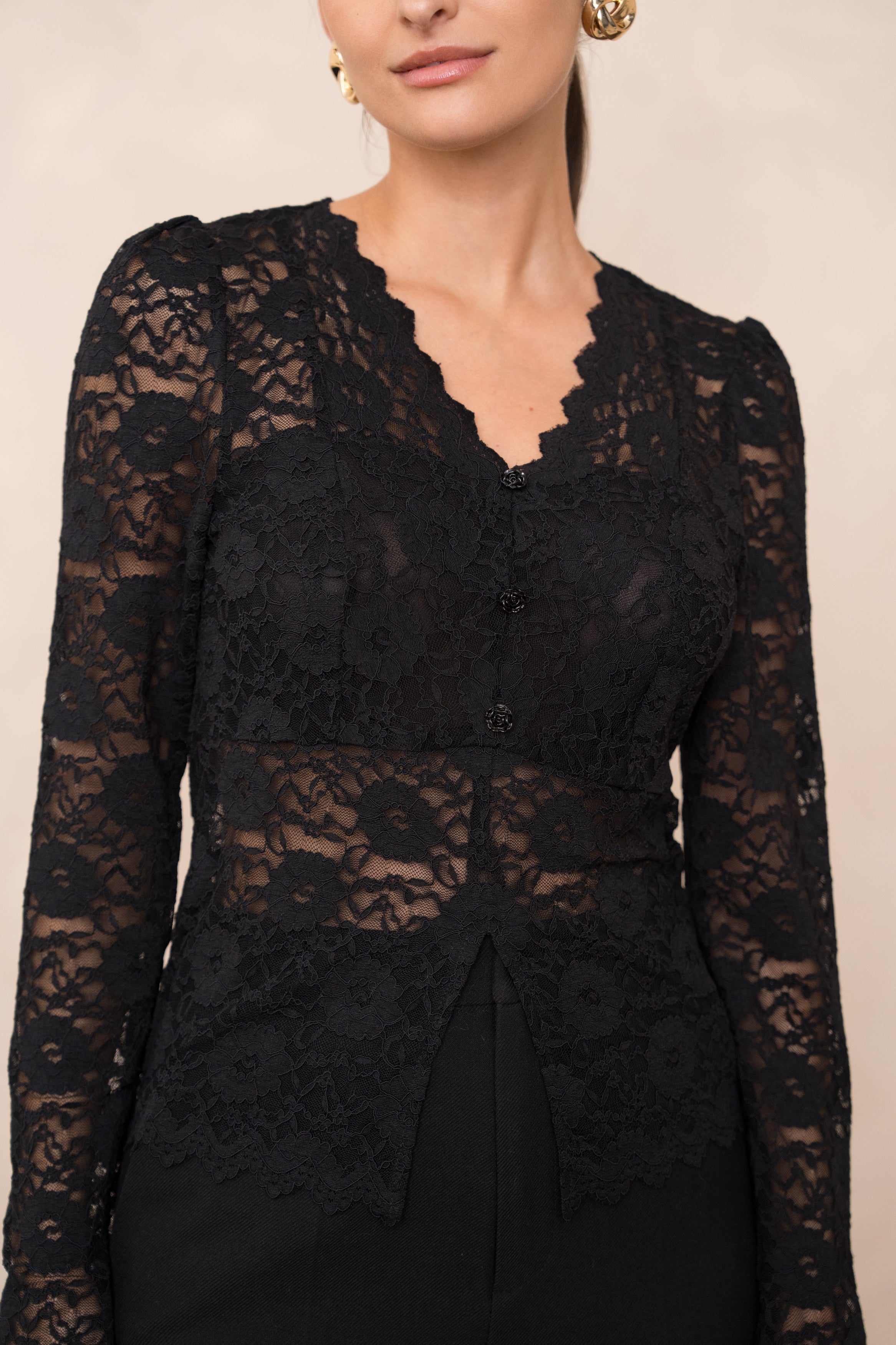 Top en dentelle col V à boutons