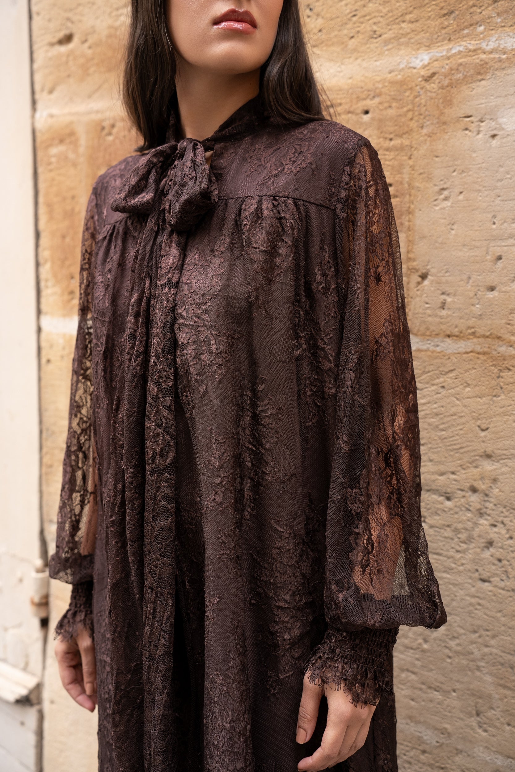 Robe Bianca en dentelle noeud au col