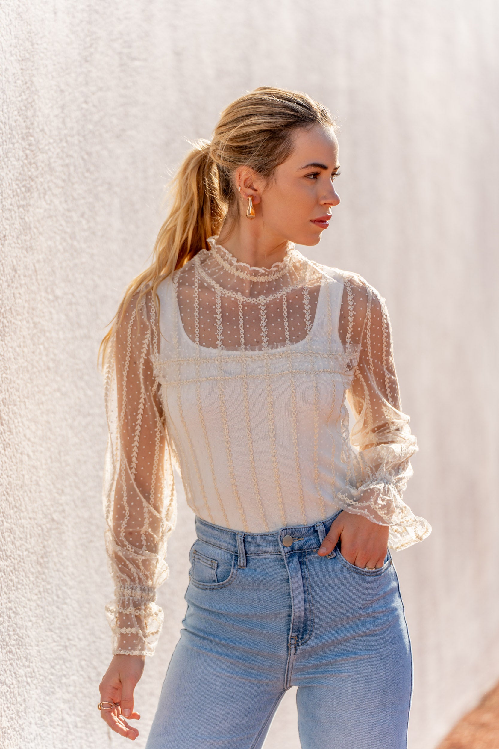 Blouse semi-transparente en dentelle à pois