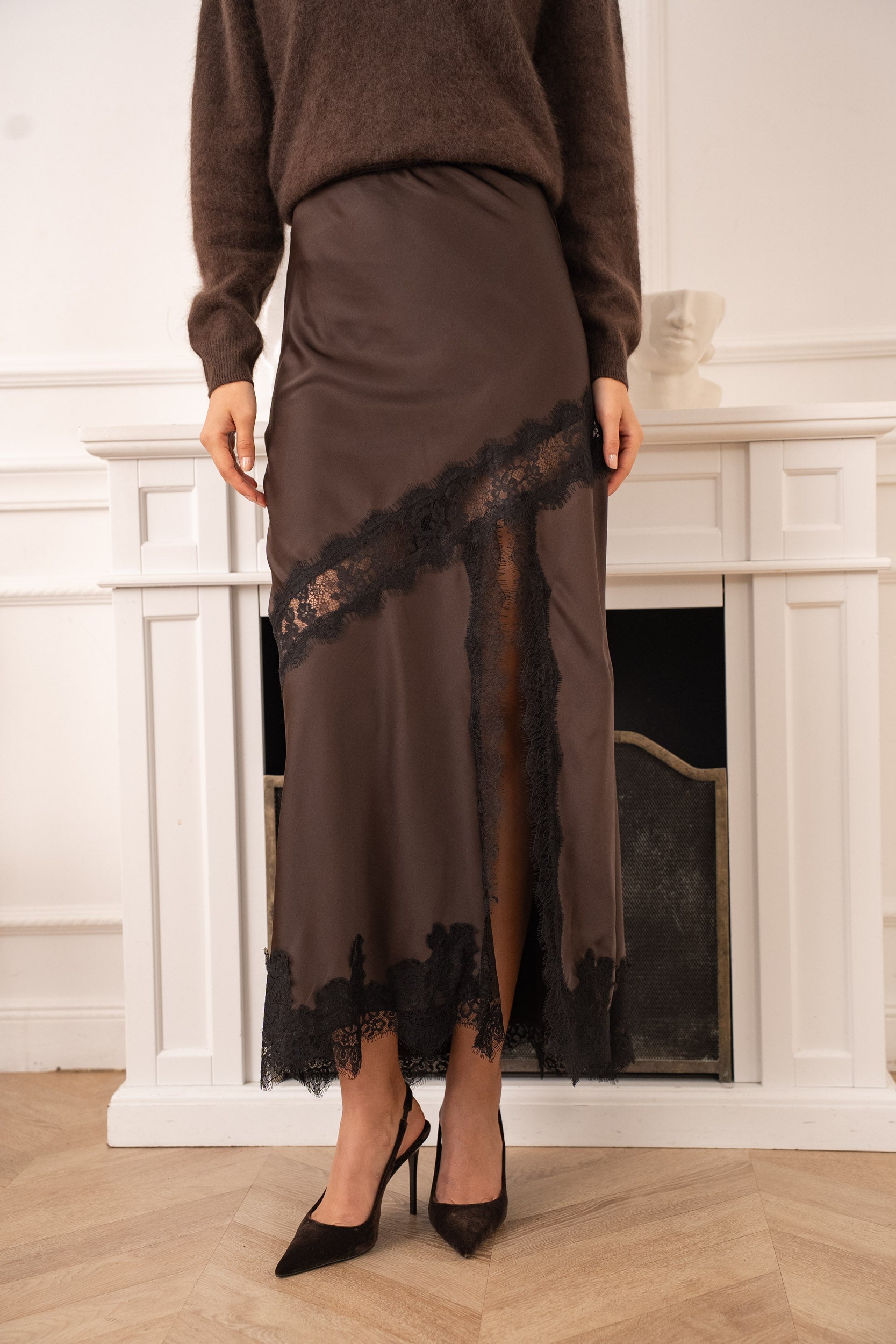 Jupe satinée asymétrique dentelle