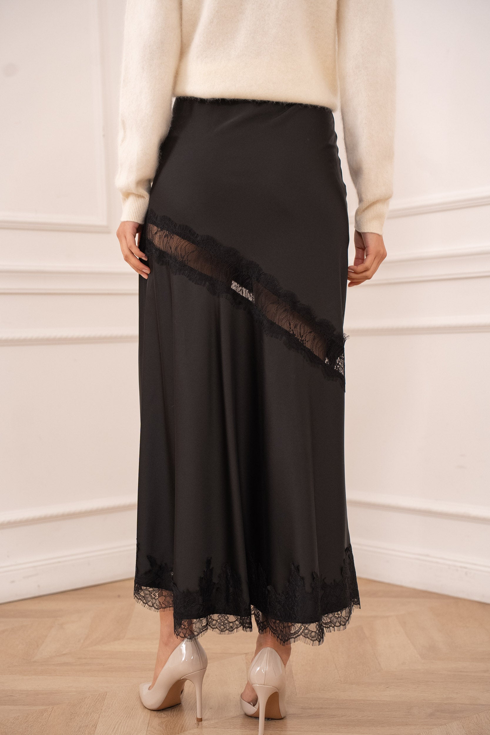 Jupe satinée asymétrique dentelle