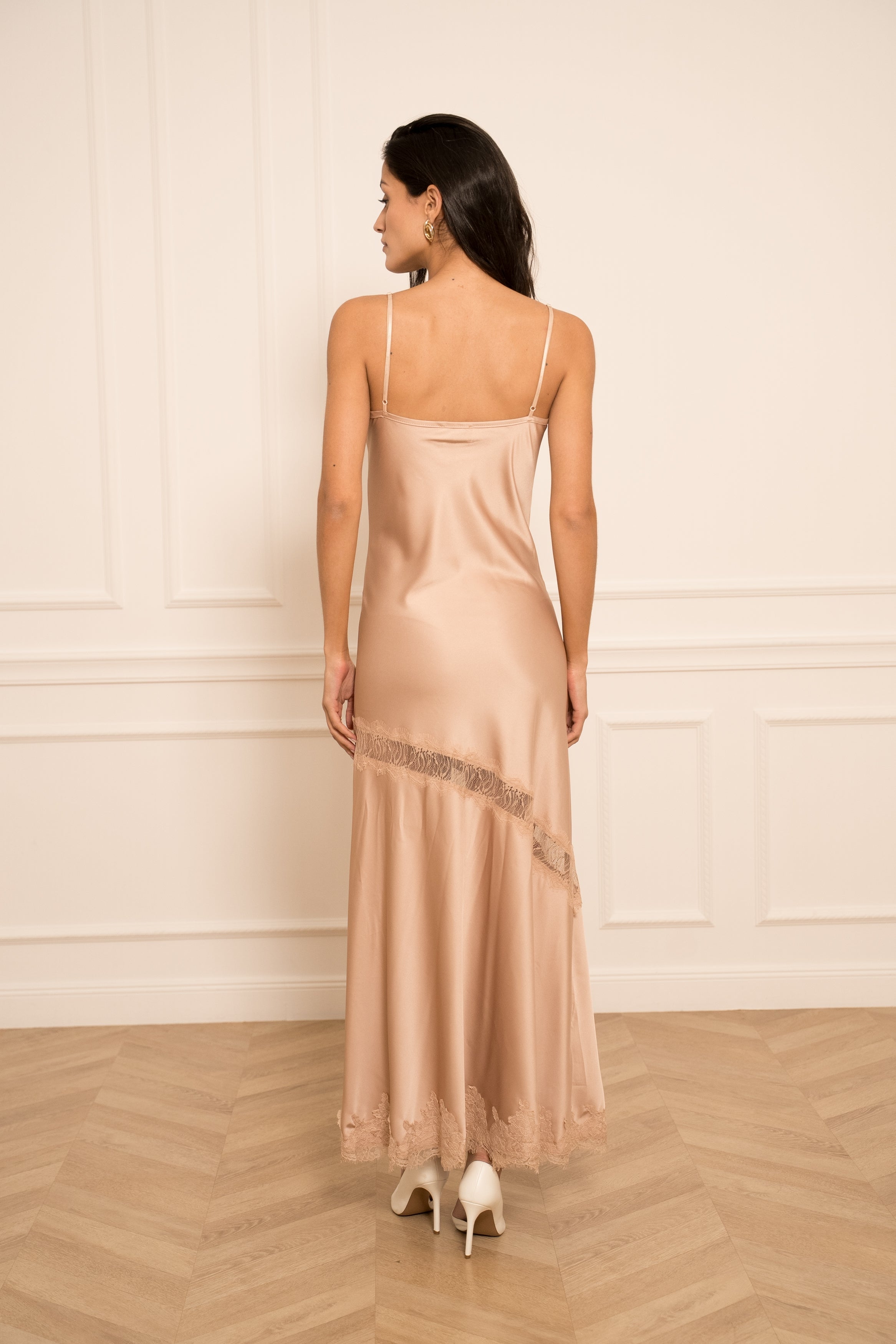 Robe satinée asymétrique dentelle