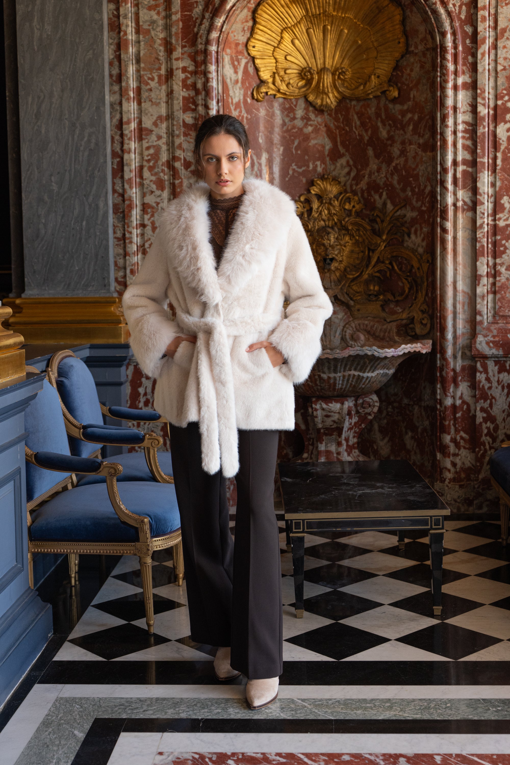 Manteau Belinda en fausse fourrure grand col